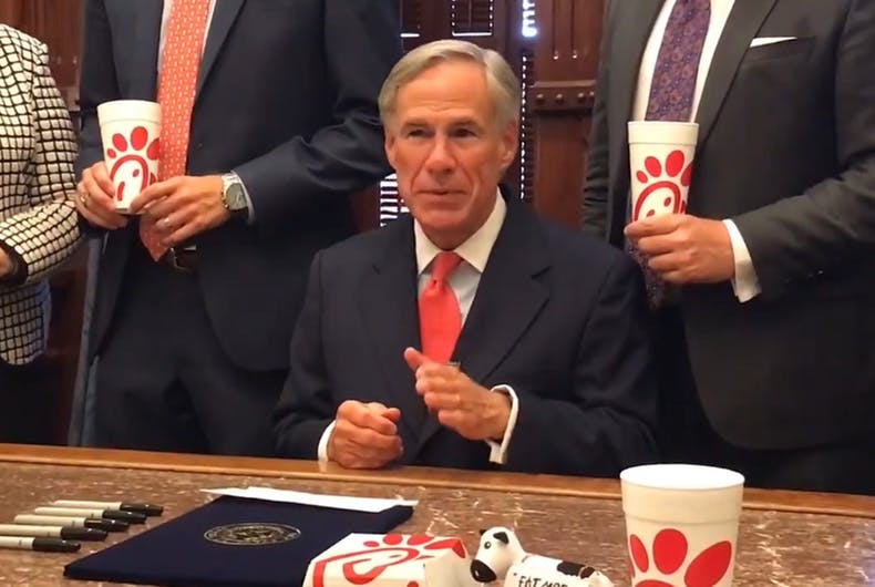 Le gouverneur du Texas, Greg Abbott, s'est entouré de sandwichs de restauration rapide pour signer le "Sauvegarder Chick-fil-A" projet de loi.