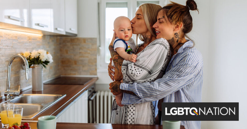 Le gouverneur gay du Colorado signe une loi aidant les parents LGBTQ à surmonter un cauchemar de garde d’enfants Le gouverneur gay du Colorado signe une loi aidant les parents LGBTQ à surmonter un cauchemar de garde d'enfants