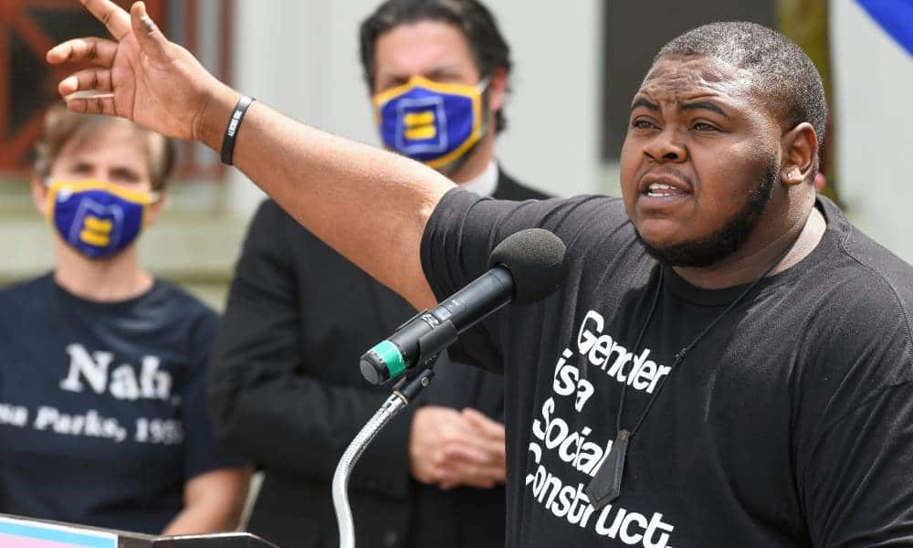 Le directeur exécutif de la Knights and Orchids Society, Quentin Bell, prend la parole lors d'un rassemblement pour attirer l'attention sur la législation anti-trans introduite en Alabama