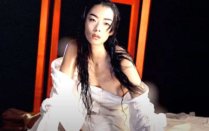 Rina Sawayama annonce la date de sortie de son deuxième album Hold The Girl