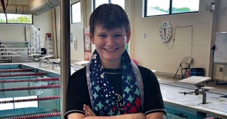 Sortir en tant que gay a donné le courage à un nageur du secondaire de parler franchement des droits des homosexuels