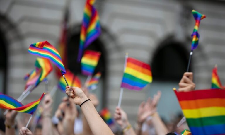 Un adolescent de Floride suspendu pour avoir dirigé la manifestation «Ne dites pas gay» L'étudiant a déclaré que les responsables de l'école avaient qualifié le drapeau de fierté agitant la manifestation de «déclaration politique».