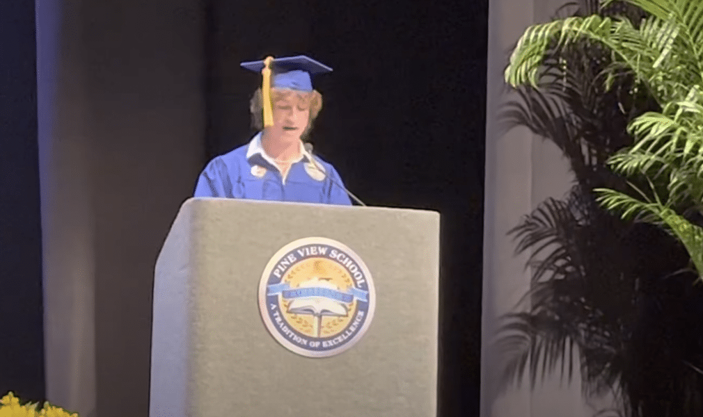 Un étudiant de Floride prononce un discours épique déchirant la loi Don’t Say Gay – sans dire gay Gay Florida student Zander Moricz gives his graduation speech