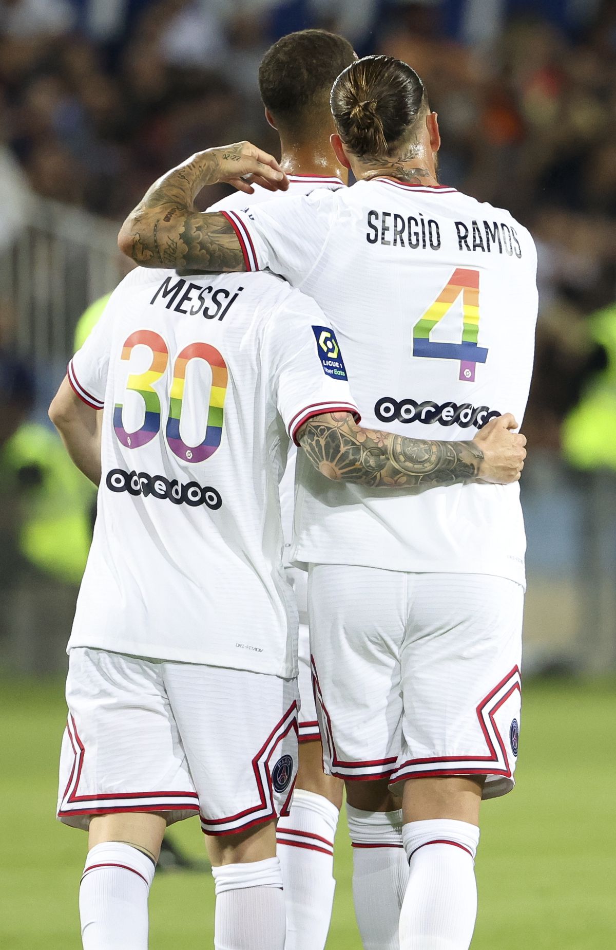 Le maillot Pride a été fièrement porté par Lionel Messi et Sergio Ramos.