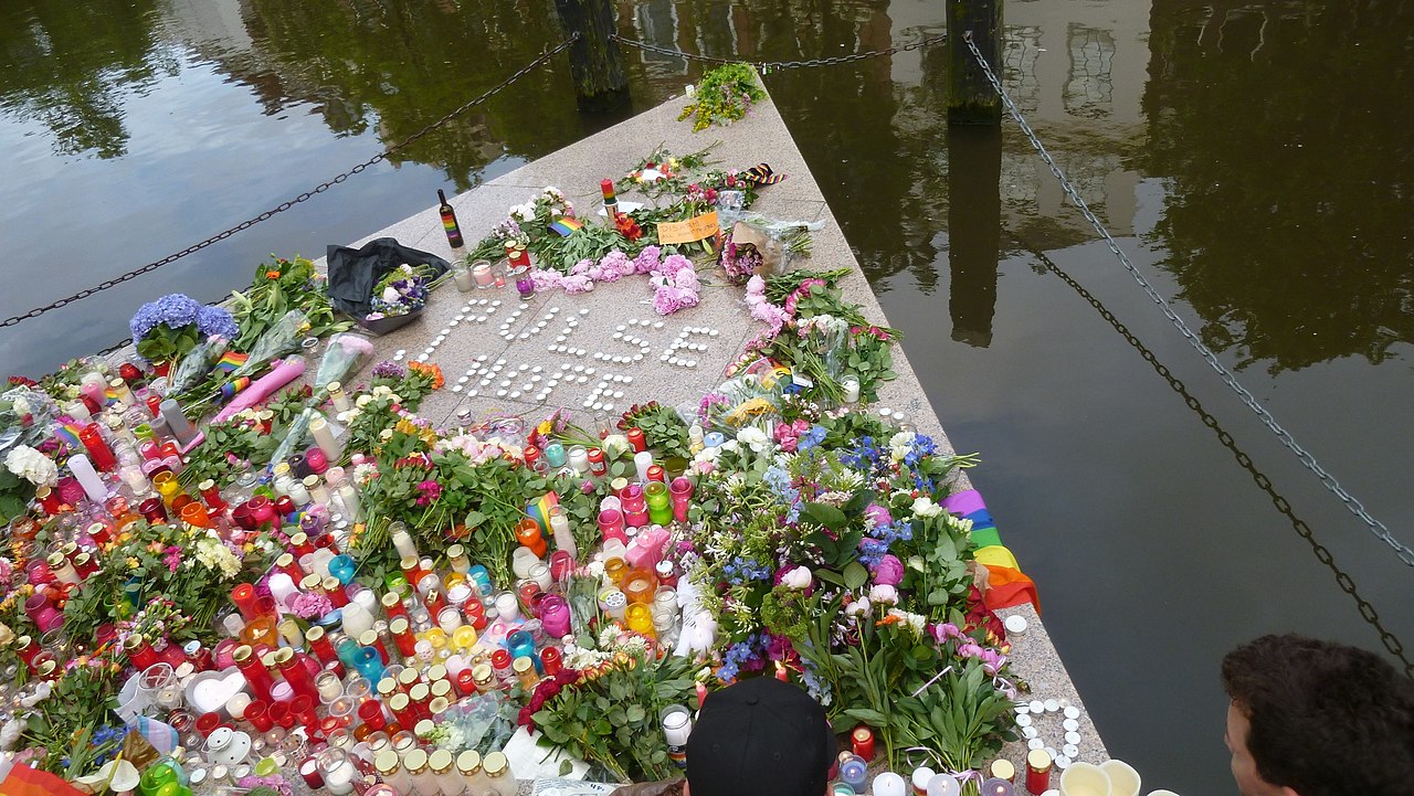 Des fleurs et des bougies ont été placées sur Homomonument après la fusillade de Pulse en 2016