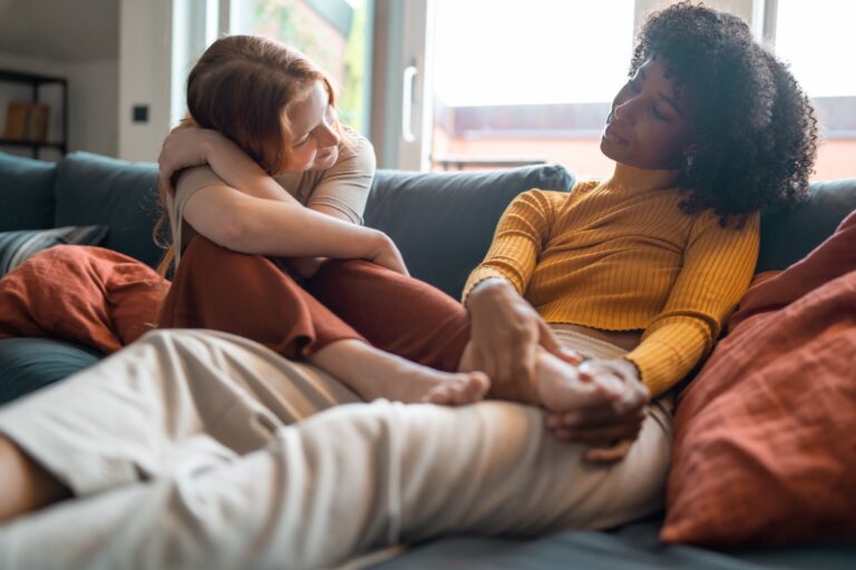 Romance lesbienne daltonienne : bonnes intentions, histoires irréalistes