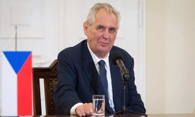 Le président tchèque Miloš Zeman s’engage à bloquer les mariages homosexuels s’ils sont approuvés par le Parlement Czech president Miloš Zeman sits at a table in front of a microphone and glass of water while wearing a white button up shirt, blue tie and dark blue suit jacket