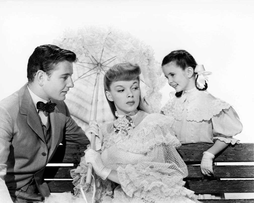 Tom Drake (1918 - 1982), Judy Garland (1922 - 1969) et Margaret O'Brien dans un portrait promotionnel pour Meet Me In St. Louis. 