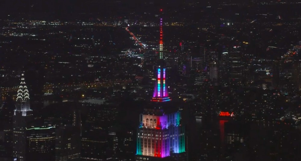 L'Empire State Building à New York s'illumine aux couleurs de l'arc-en-ciel pour marquer le mois de la fierté