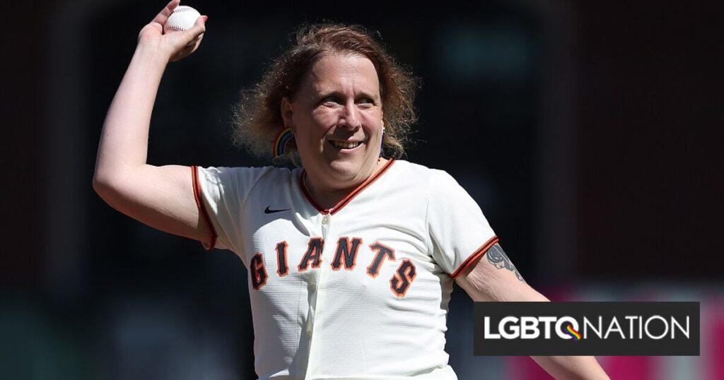 Fox Sports arrêté en refusant de diffuser le premier lancer de cérémonie d’Amy Schneider au match des Dodgers Fox Sports arrêté en refusant de diffuser le premier lancer de cérémonie d'Amy Schneider au match des Dodgers