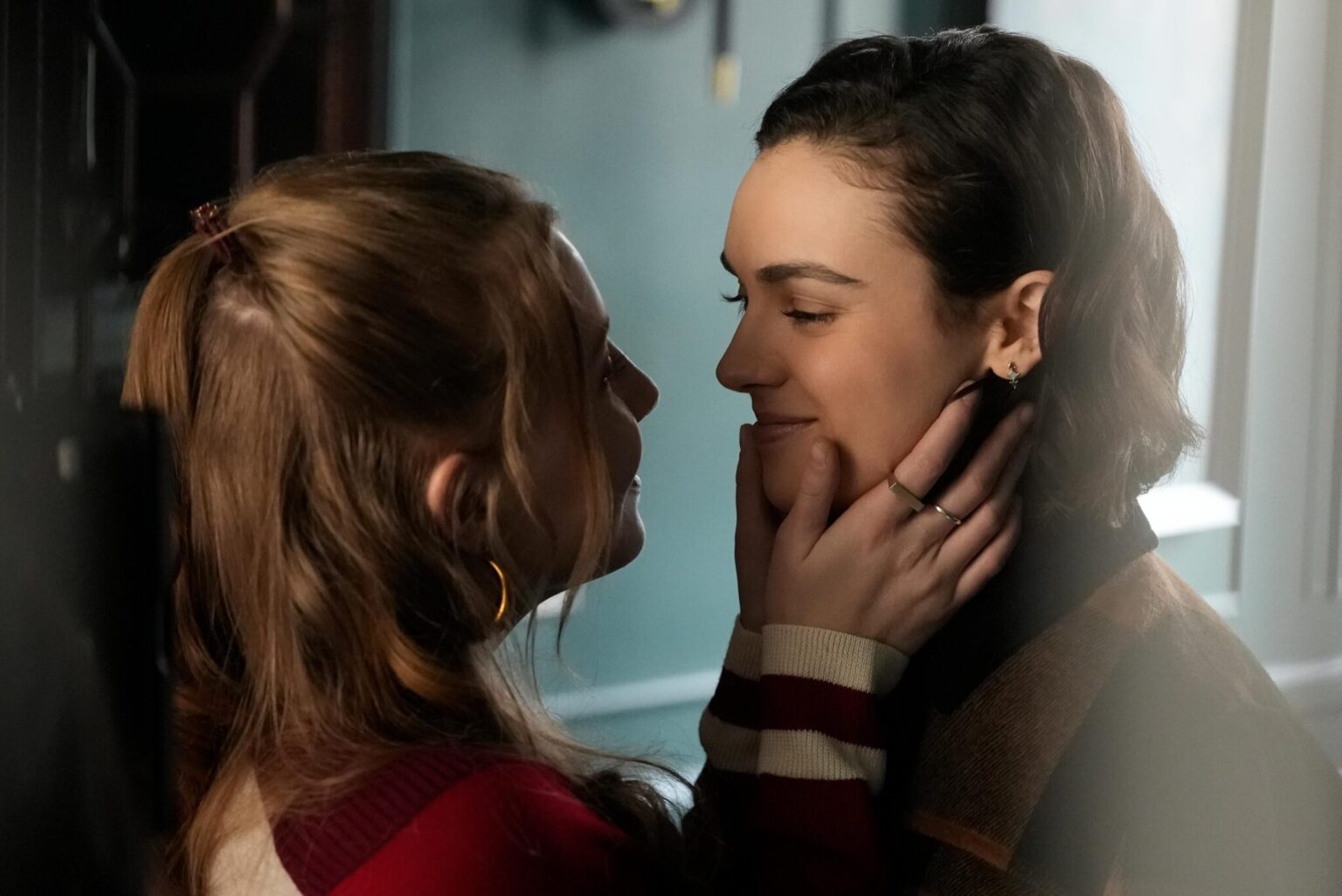 Love, Victor’s Ava Capri dit apporter une représentation féminine queer pour montrer qu’elle est « thérapeutique » Lake (Bebe Wood), and Lucy (Ava Capri).