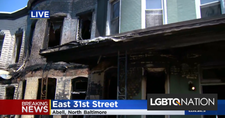 Trois personnes hospitalisées et quatre maisons incendiées après que quelqu’un a incendié des drapeaux de la fierté Trois personnes hospitalisées et quatre maisons incendiées après que quelqu'un a incendié des drapeaux de la fierté