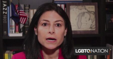 Les républicains paniquent quand Michigan AG plaisante en disant qu'il devrait y avoir "une drag queen pour chaque école"