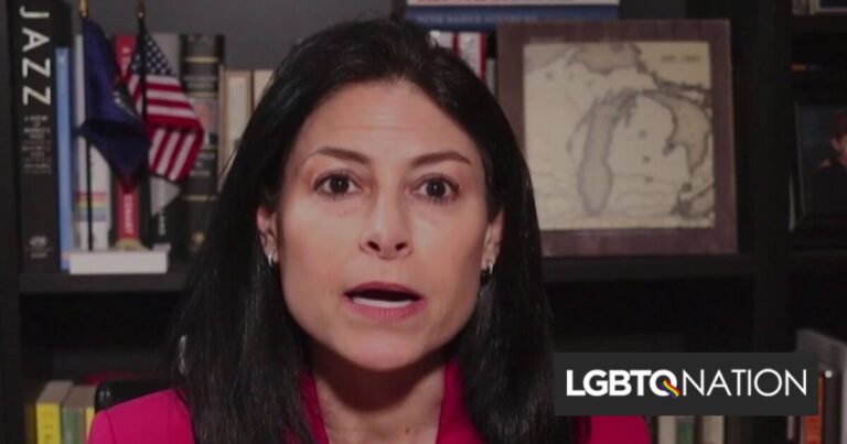 Les républicains paniquent quand Michigan AG plaisante en disant qu’il devrait y avoir « une drag queen pour chaque école » Les républicains paniquent quand Michigan AG plaisante en disant qu'il devrait y avoir "une drag queen pour chaque école"