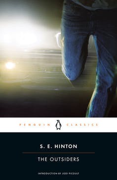 Les jambes d'un garçon qui court