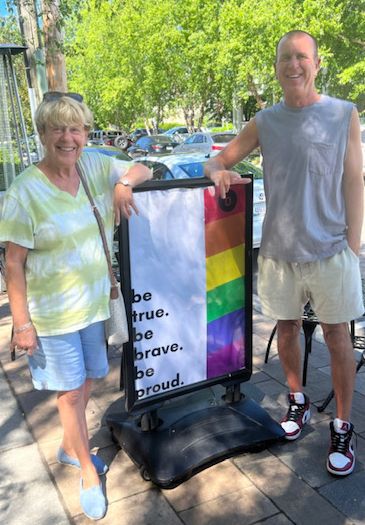 John Dorn avec sa mère dans la maison familiale sur la plage du Michigan.