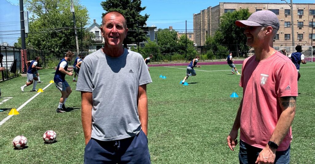 Entraîneur de football et dirigeant de longue date trouve la libération en faisant son coming-out gay Entraîneur de football et dirigeant de longue date trouve la libération en faisant son coming-out gay