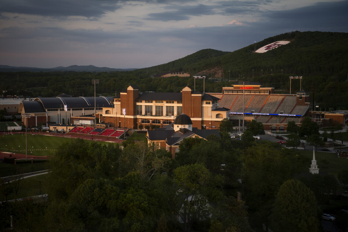 Le campus de 7 000 acres de la Liberty University s'étend sous les Blue Ridge Mountains avec son monogramme gravé dans la Liberty Mountain voisine.