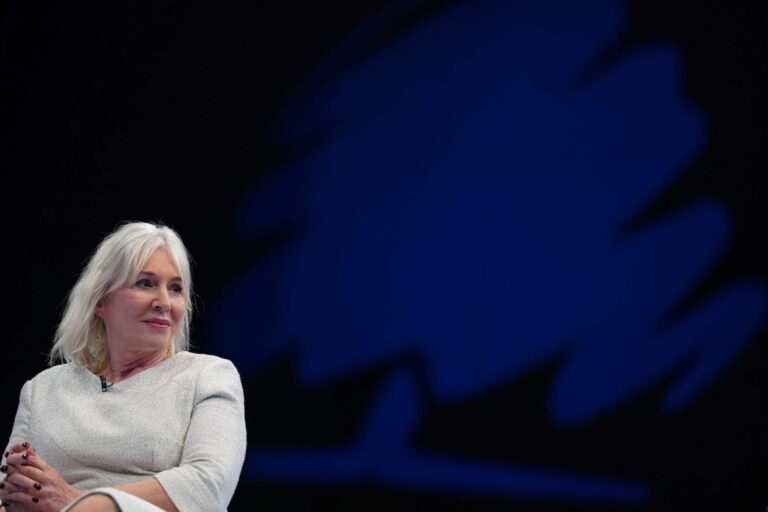 Nadine Dorries pour rendre les choses «claires comme du cristal» Les sports britanniques devraient suivre la FINA et restreindre les athlètes trans Nadine Dorries