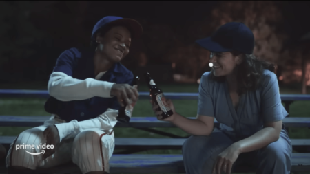 La série "Une ligue à part" arrive bientôt - et c'est un coup de circuit pour les lesbiennes !