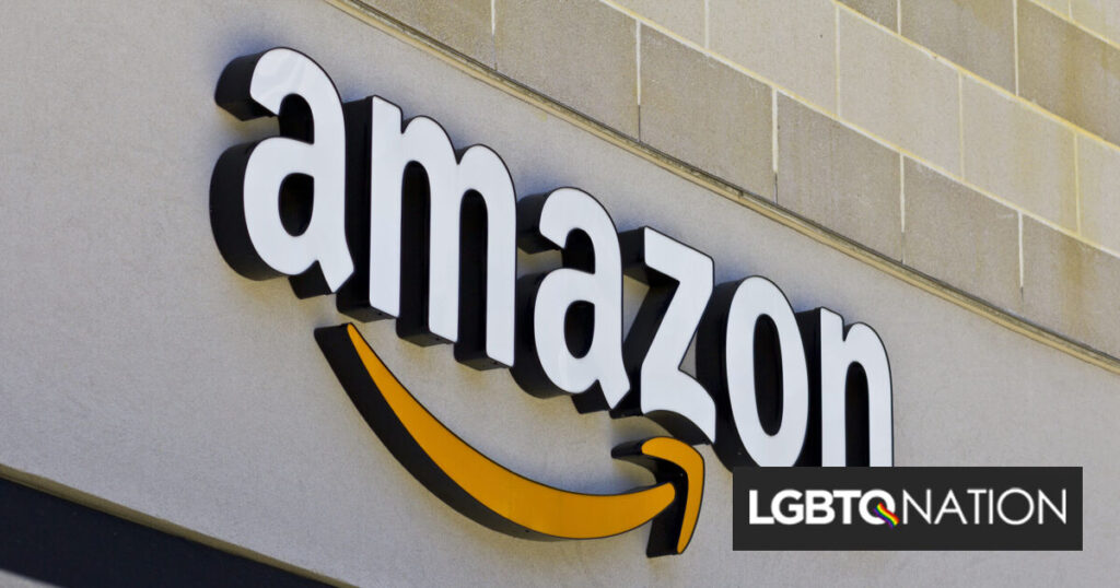30 employés organisent un « die-in » lors de l’événement Amazon’s Pride pour protester contre la vente de livres transphobes 30 employés organisent un "die-in" lors de l'événement Amazon's Pride pour protester contre la vente de livres transphobes