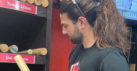 Après son coming-out, le joueur de baseball professionnel gay Bryan Ruby a mieux joué et a reçu plus d'offres d'équipes