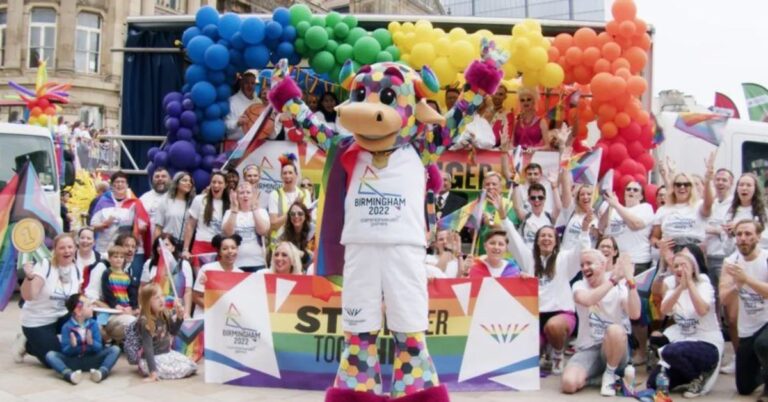 Commonwealth Games Pride House vise à fournir un espace sûr aux athlètes et à l’activisme LGBTQ Commonwealth Games Pride House vise à fournir un espace sûr aux athlètes et à l'activisme LGBTQ