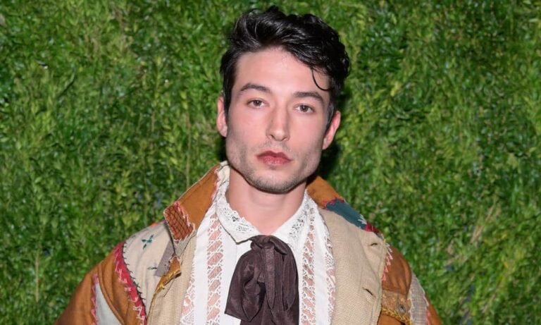 Ezra Miller accusé d’avoir « harcelé » une deuxième famille et d’avoir brandi une arme devant un enfant de 12 ans Actor Ezra Miller stares at the camera while wearing neutral coloured clothing