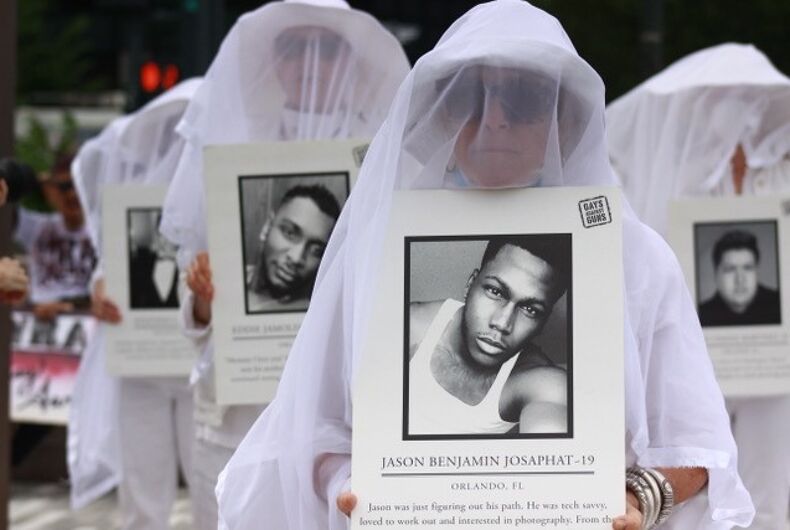Les manifestants du GAG portaient des voiles blancs lors d'une manifestation organisée à la mémoire de la fusillade de Pulse