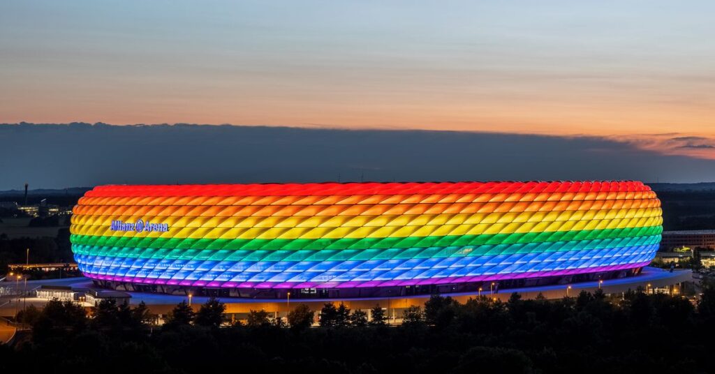 La FIFA célèbre la fierté, des mois avant la tenue de la Coupe du monde où être gay est illégal La FIFA célèbre la fierté, des mois avant la tenue de la Coupe du monde où être gay est illégal