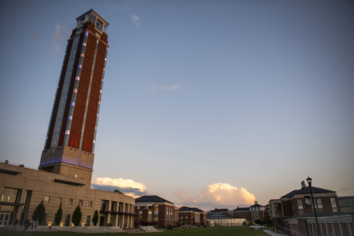La tour de la liberté domine les bâtiments universitaires entourant la pelouse principale du campus
