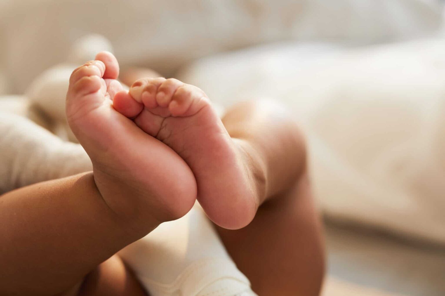 La famille perd sa candidature pour que le père gay soit nommé sur le certificat de naissance au lieu du mari de la mère porteuse Stock photo of a baby.
