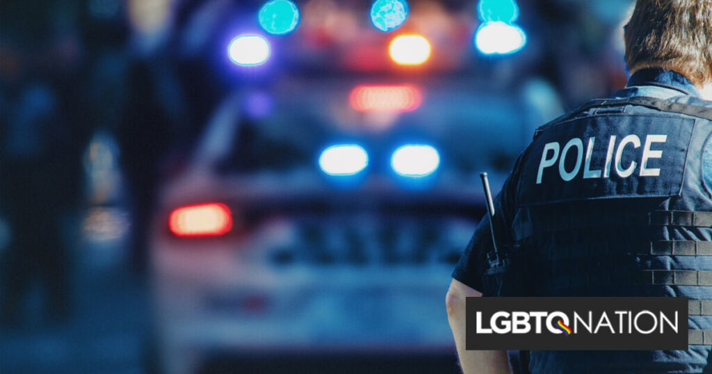 La police protège l’école de la violence de droite à cause des flashcards inclusives LGBTQ de l’enseignant La police protège l'école de la violence de droite à cause des flashcards inclusives LGBTQ de l'enseignant