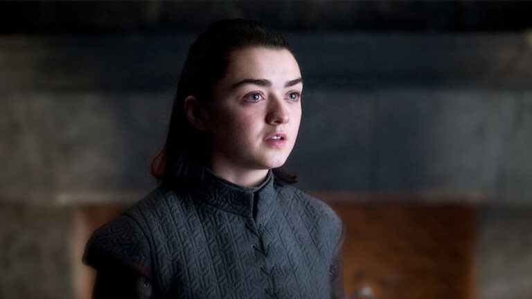La star de Games of Thrones, Maisie Williams, pensait qu’Arya Stark était aussi bizarre : « C’était une surprise » Maisie Williams as Arya Stark in Game of Thrones.