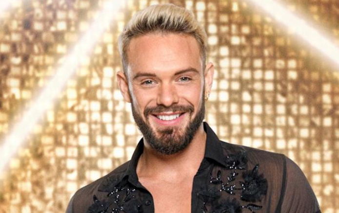 La star de Strictly John Whaite révèle qu’il a été dénoncé à sa mère par un enseignant BBC
