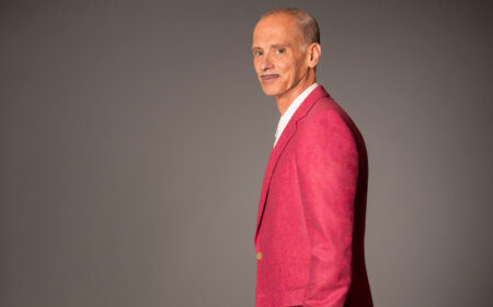 Le cinéaste gay culte John Waters passe de hors-la-loi à initié