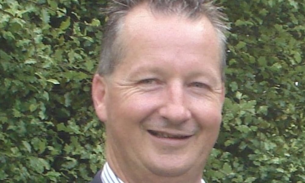 Les jeunes qui ont kidnappé et battu l’homme qu’ils ont rencontré sur Grindr ont été acquittés du meurtre A headshot of Peter Keeley smiling in front of a bush