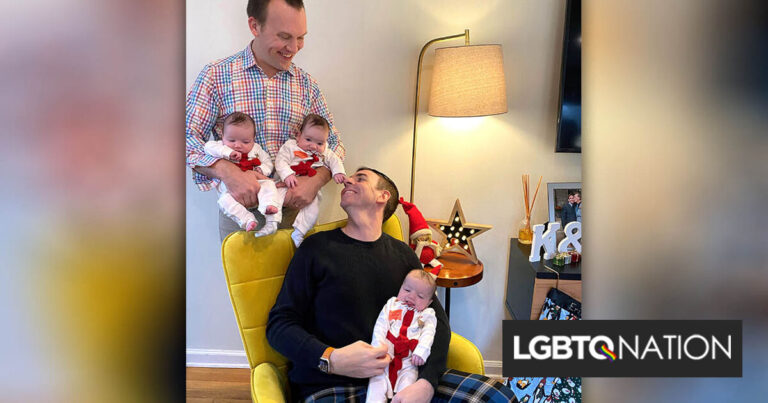 Les papas gays s’adaptent à la paternité avec un triplé identique sur un million Les papas gays s'adaptent à la paternité avec un triplé identique sur un million