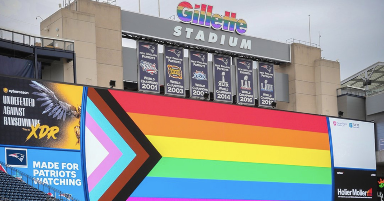 Les patriotes réprimandent les fans homophobes mécontents du drapeau de la fierté