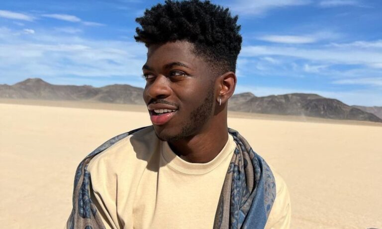 Lil Nas X remporte les BET Awards dans une nouvelle chanson Lil Nas X est connu pour s'exprimer en ligne, et sa nouvelle série de messages sociaux vers les BET Awards prouve jusqu'où il est prêt à aller.