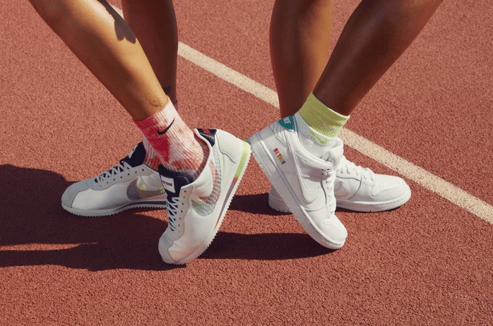 Les fans de Nike peuvent obtenir des éditions Pride de silhouettes classiques, dont la Cortez.