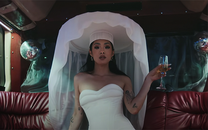 Rina Sawayama organise un mariage glamour dans le nouveau clip de This Hell
