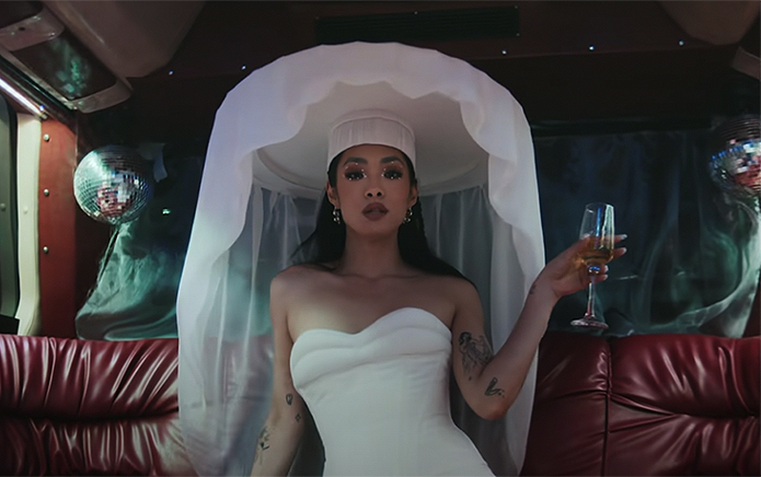 Rina Sawayama organise un mariage glamour dans le nouveau clip de This Hell