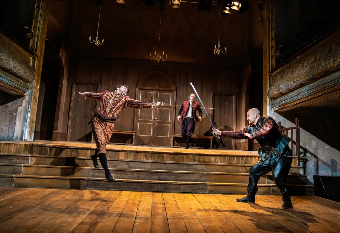 Starcrossed est une interprétation gay émouvante de Roméo et Juliette – critique Starcrossed est une interprétation gay émouvante de Roméo et Juliette – critique