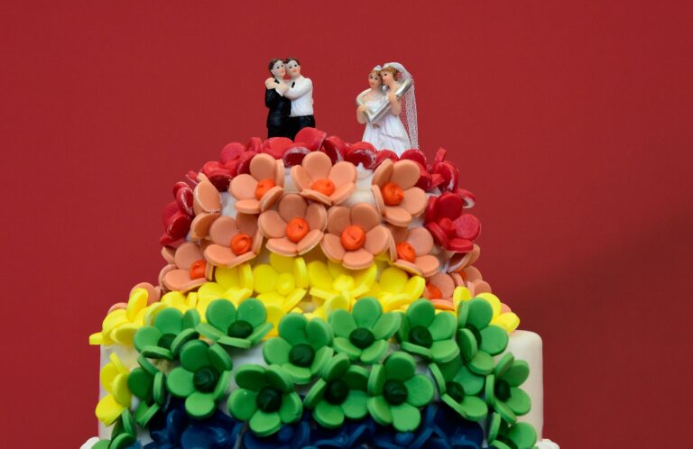 Un homme fait son coming-out à une famille homophobe au mariage de sa sœur après un barrage incessant de blagues cruelles