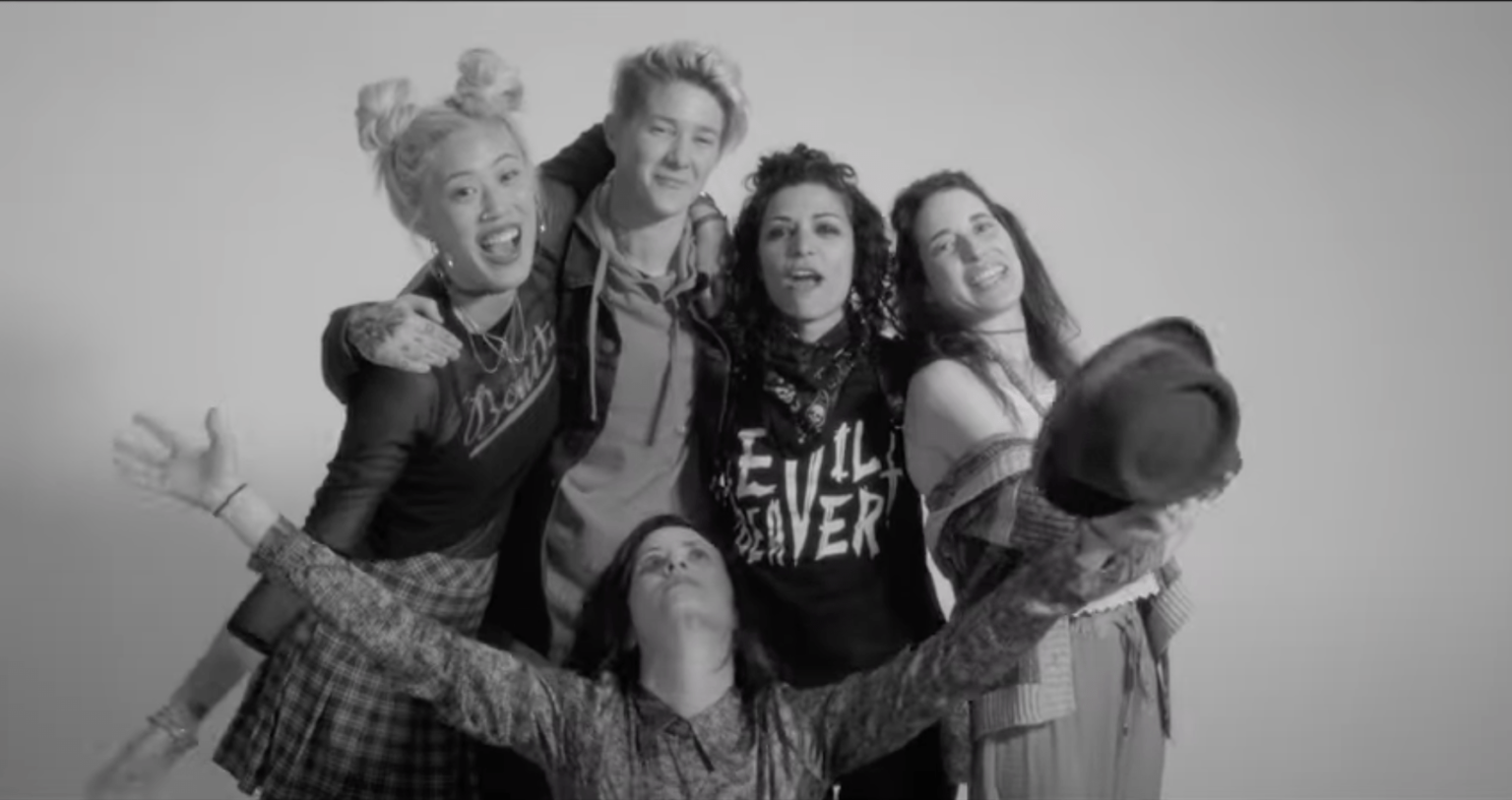 Vous avez toujours voulu un « œil queer » entièrement féminin ? « Butch Pal for the Straight Gal » vous a couvert ! Vous avez toujours voulu un « œil queer » entièrement féminin ? "Butch Pal for the Straight Gal" vous a couvert !