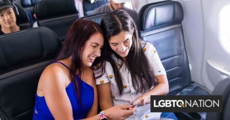 Une hôtesse de l'air surprend les passagers en proposant de piloter sur le système d'annonce publique