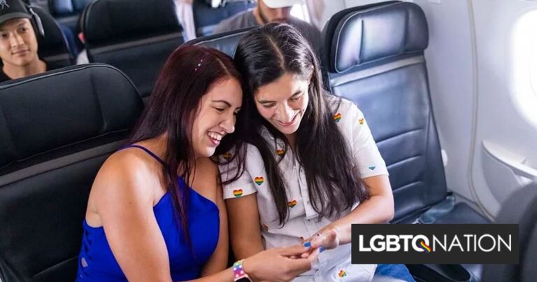 Une hôtesse de l’air surprend les passagers en proposant de piloter sur le système d’annonce publique Une hôtesse de l'air surprend les passagers en proposant de piloter sur le système d'annonce publique