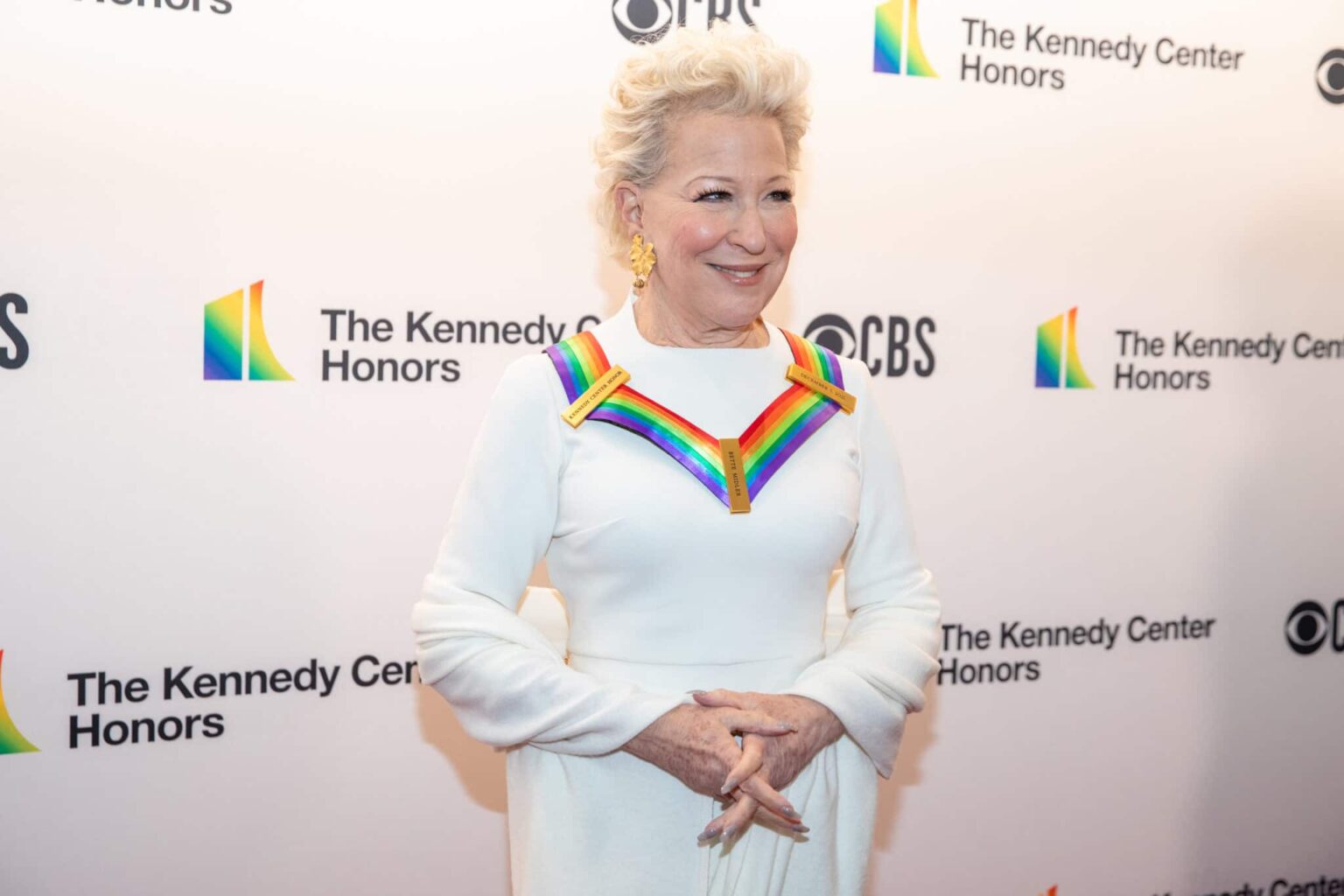 Bette Midler déçoit les fans après avoir perroquet des sifflets de chien anti-trans à propos des «femmes effacées» Red carpet shot of Bette Midler