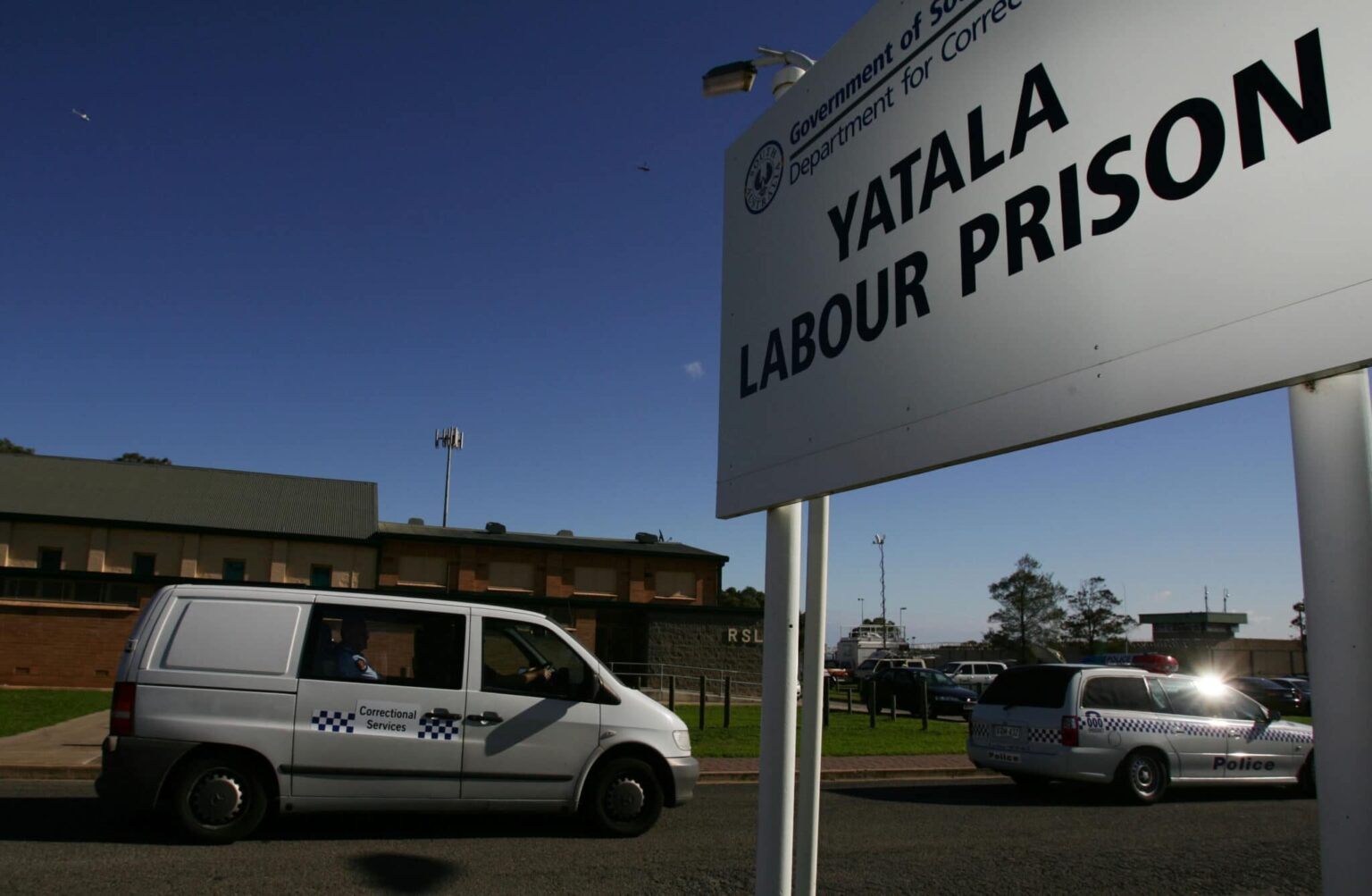 Une femme intersexuée subit un « traitement cruel et dégradant » dans une prison pour hommes malgré les plaidoyers du tribunal A prison van drives past Yatala Labour Prison